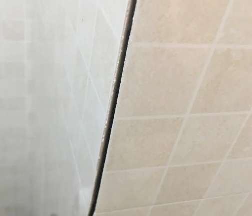 郎溪瓷砖空鼓维修公司分享阳台瓷砖脱落的修复过程可以分为以下几个步骤